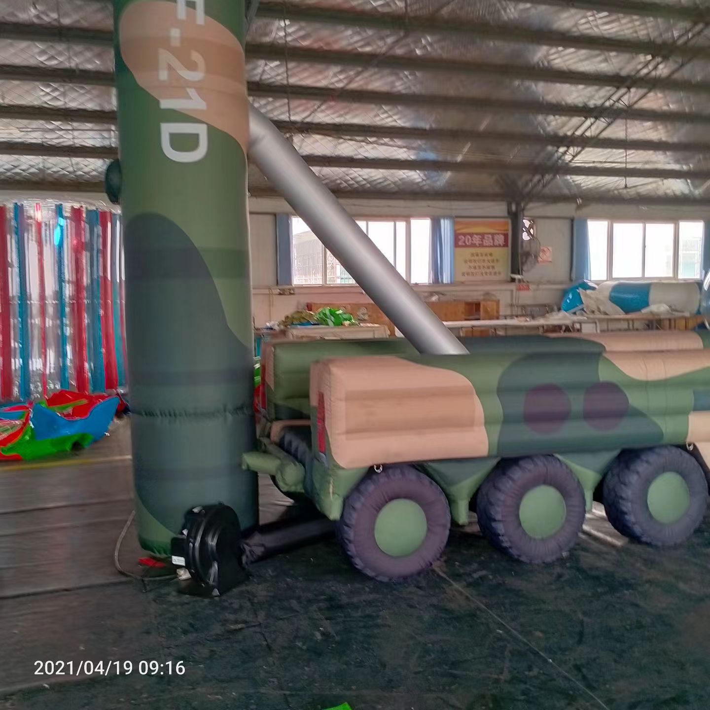 泰兴军事演习中的充气目标车辆：模拟发射车雷达车坦克飞机